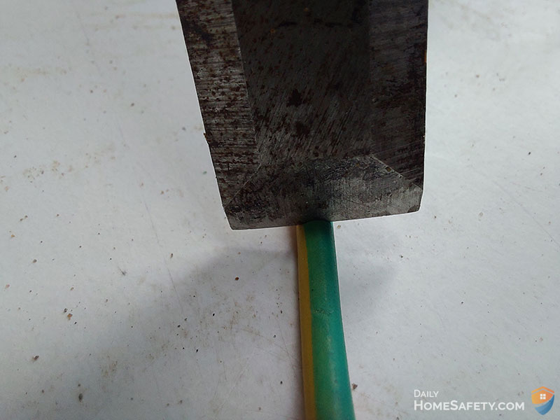 Chisel cutting wire