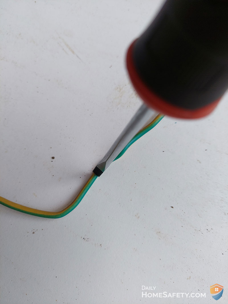 Flat-head screwdriver cutting wire